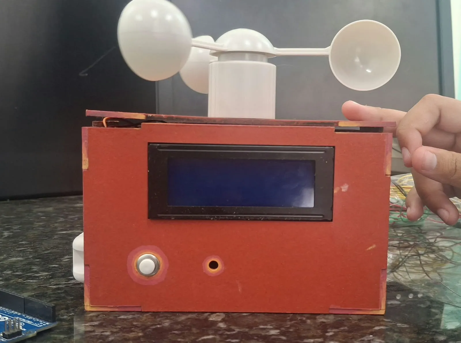 Caixa vermelha do Aeris com display e anemômetro