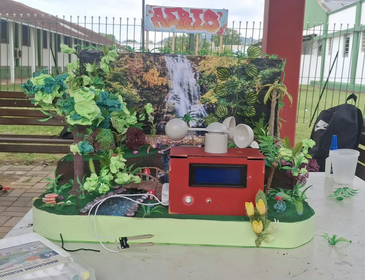 Aeris instalado na maquete com floresta e cachoeira